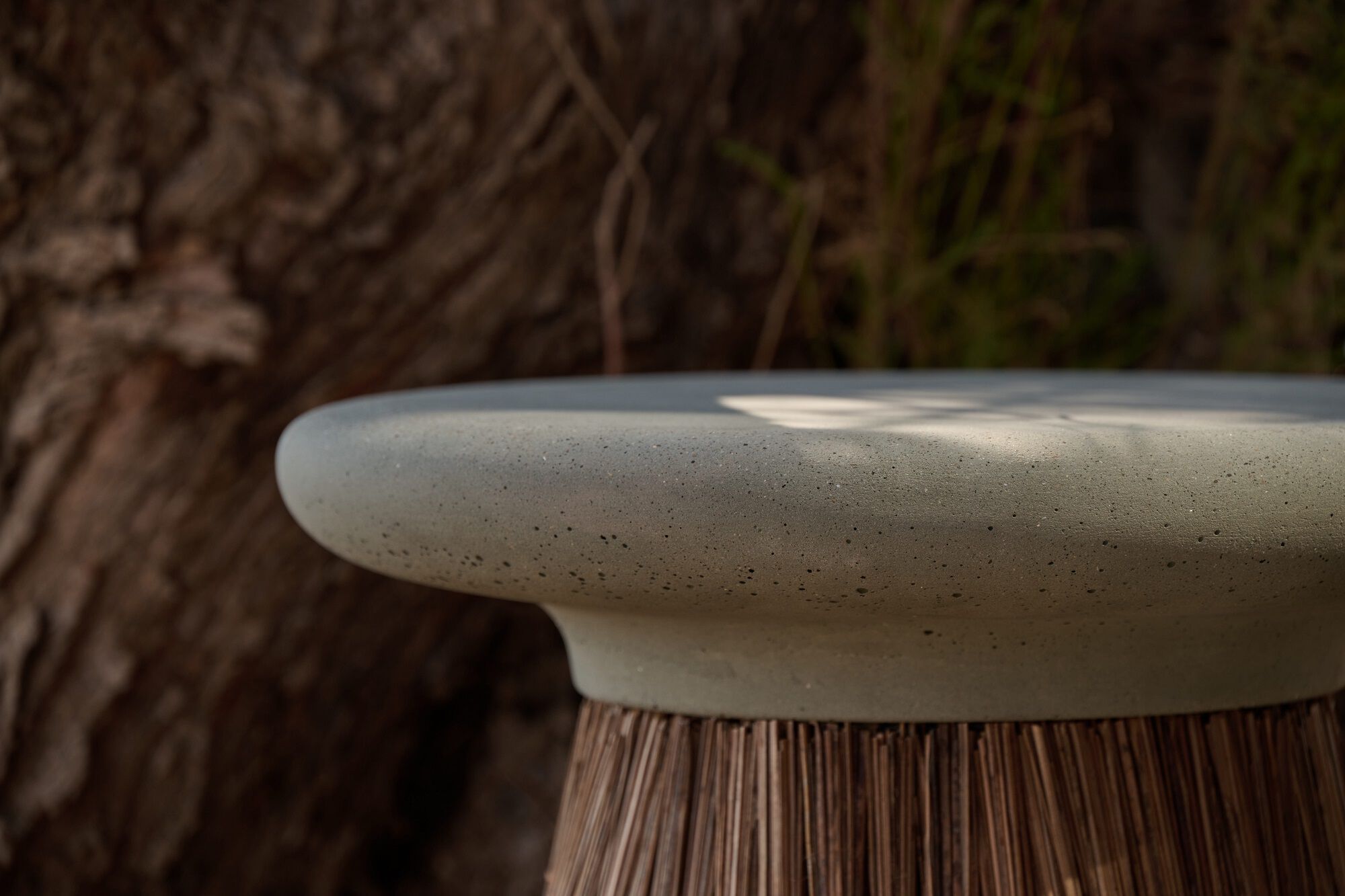 Бетонный низкий круглый журнальный столик URBI et ORBI Medius Terra ARCH-00030587 - Вид №5
