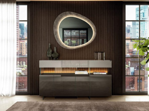 Стеклянный шкаф с распашными дверями