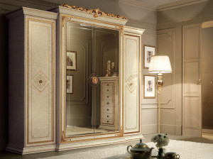 Деревянный шкаф с зеркалом