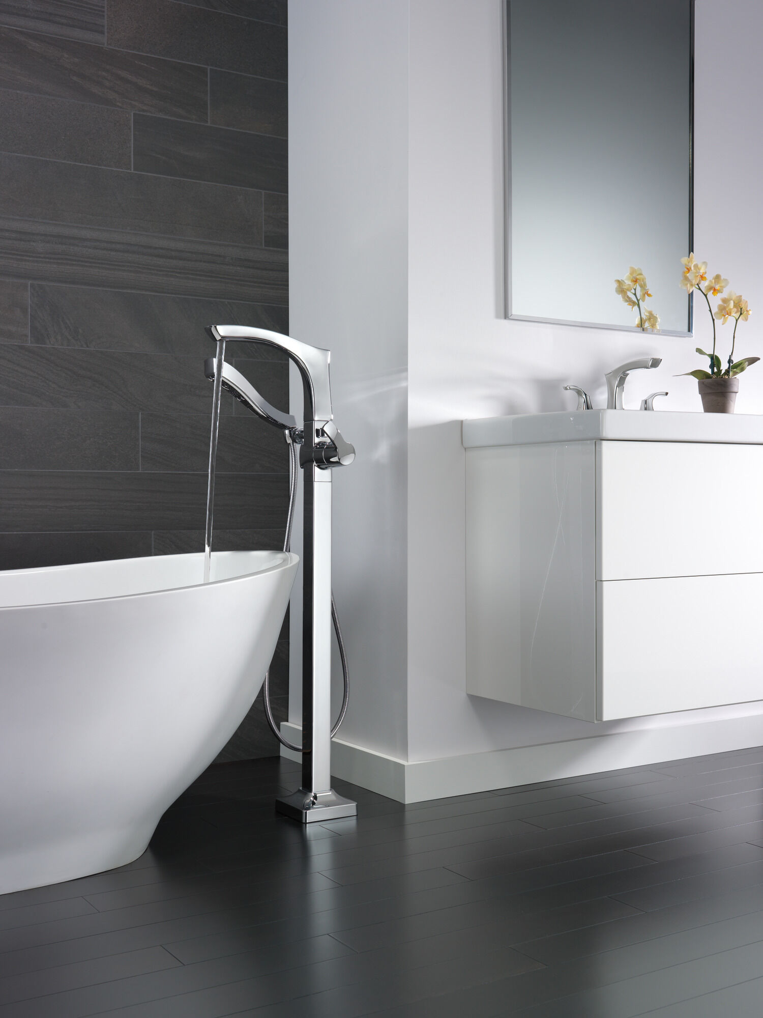 T4752-FL Напольная накладка для ванны с одной ручкой и ручным душем Delta Faucet Tesla Хром - Вид №1