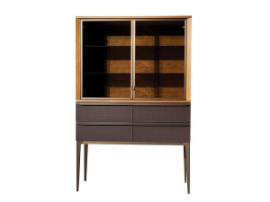 Деревянный и стеклянный шкаф