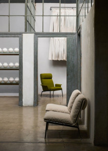 Тканевое кресло с подлокотниками с высокой спинкой