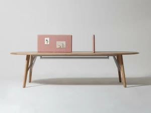 Manerba Дубовый стол с разделительными панелями и системой управления кабелями