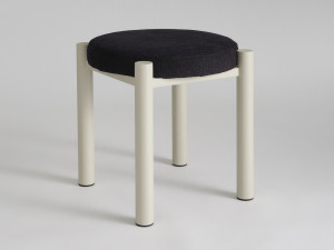 Низкий стул без спинки