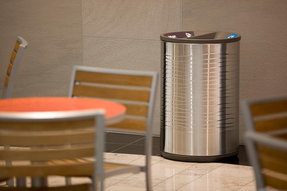 Универсальная емкость для мусора и утилизации, 36 галлонов, с боковым отверстием, стандартное отверстие / круглое отверстие, изображение мусора на сером фоне, изображение бутылок и банок на синем фоне, корпус из нержавеющей стали с матовой отделкой Forms Forms-surfaces FRMR195 - Вид №1