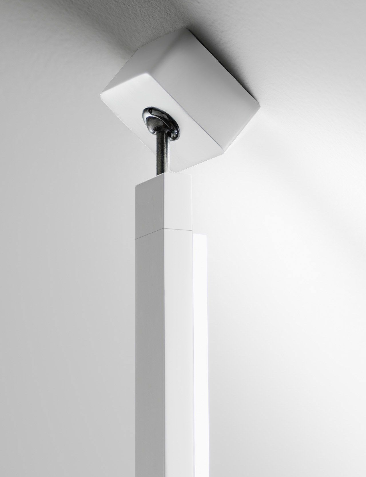 Алюминиевый и PMMA светодиодный подвесной светильник с розеткой Stilnovo Xilema ARCH-00106904 - Вид №2