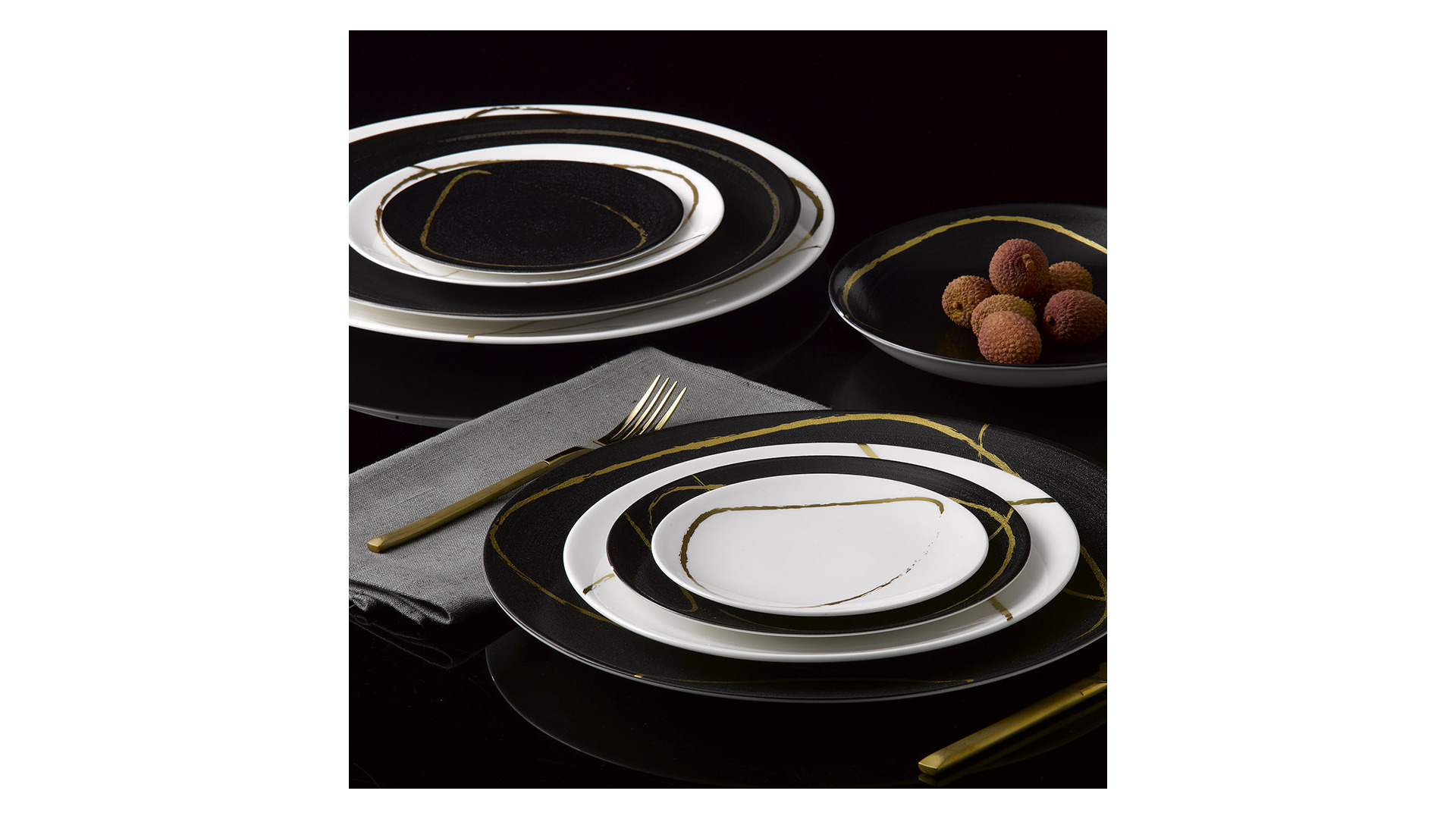 10654666 Royal Crown Derby Тарелка обеденная Royal Crown Derby Эскиз. Черный 27см, фарфор Фарфор, Керамика  - Вид №3