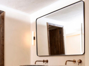 Прямоугольное настенное зеркало с рамкой
