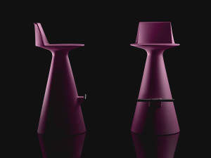 Высокий садовый стул из полиэтилена с подставкой для ног