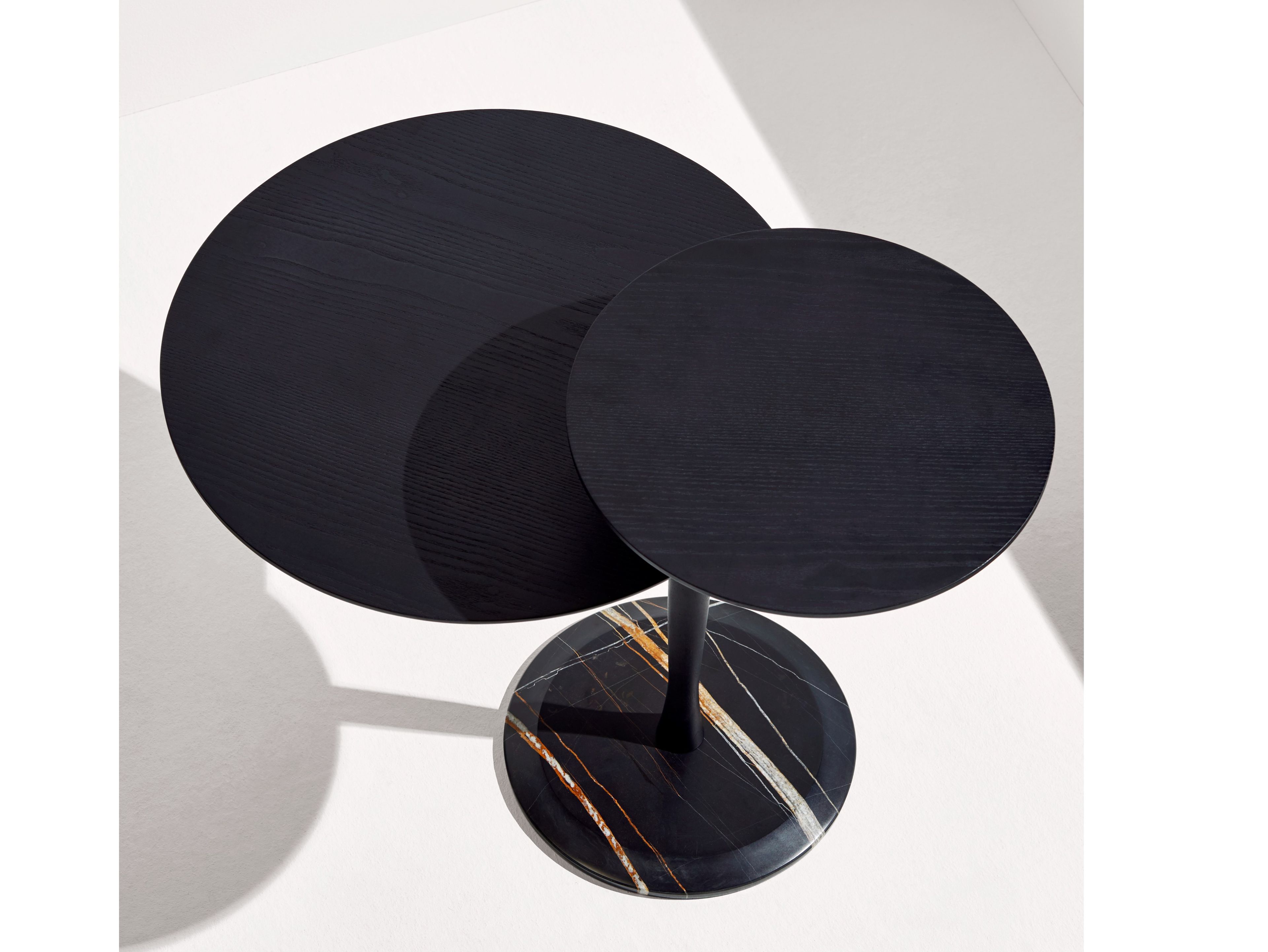 Вращающийся журнальный столик из ясеня NOMON моменты ARCH-00038256