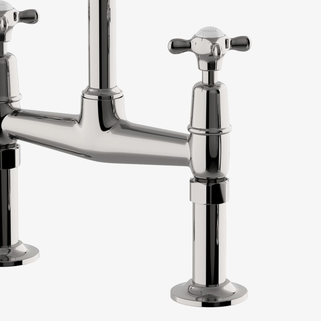 EAKM31 Классический кухонный смеситель Easton с мостом на два отверстия, металлические крестообразные ручки и спрей для белого фарфора Waterworks  - Вид №1