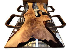 Прямоугольный стол из орехового дерева и смолы