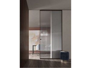 Стеклянная и алюминиевая дверь