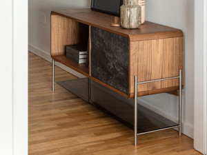 Мебель из дерева и мрамора с распашными дверями