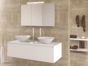 Настенное зеркало с корпусом и встроенным освещением