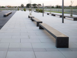 Бетонная скамья без спинки