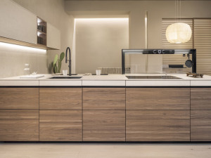 Кухня с верхней частью и ящиками из MDi Atalaia и дверцами из орехового дерева Canaletto