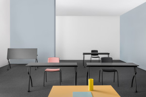 Полипропиленовый стул с подлокотниками