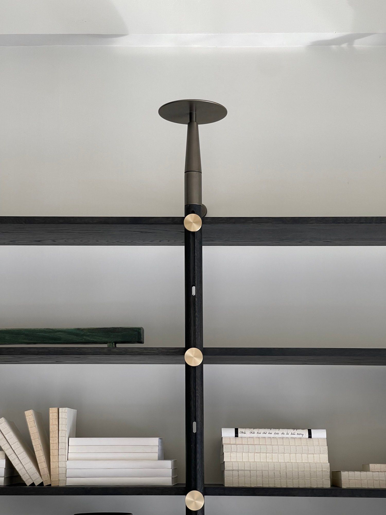 Секционная настенная Книжная полка из дуба с ящиками District Eight Inumbra ARCH-00151514 - Вид №9