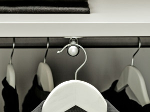 Повесьте выдвижную вешалку для шкафов