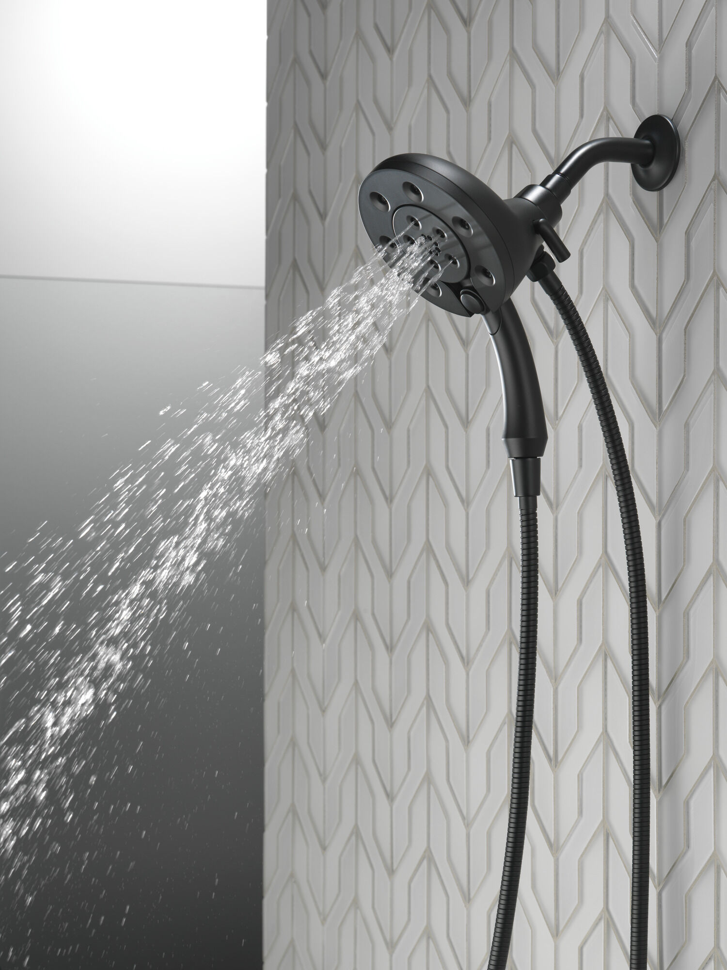 58472-BL H2Okinetic® In2ition® Душ два в одном с 4 настройками Delta Faucet Universal Showering Матовый черный  - Вид №8