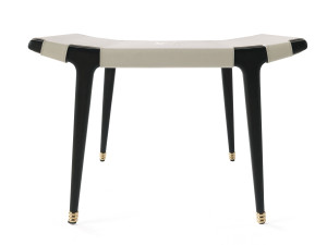 Квадратный стол из дерева и кожи