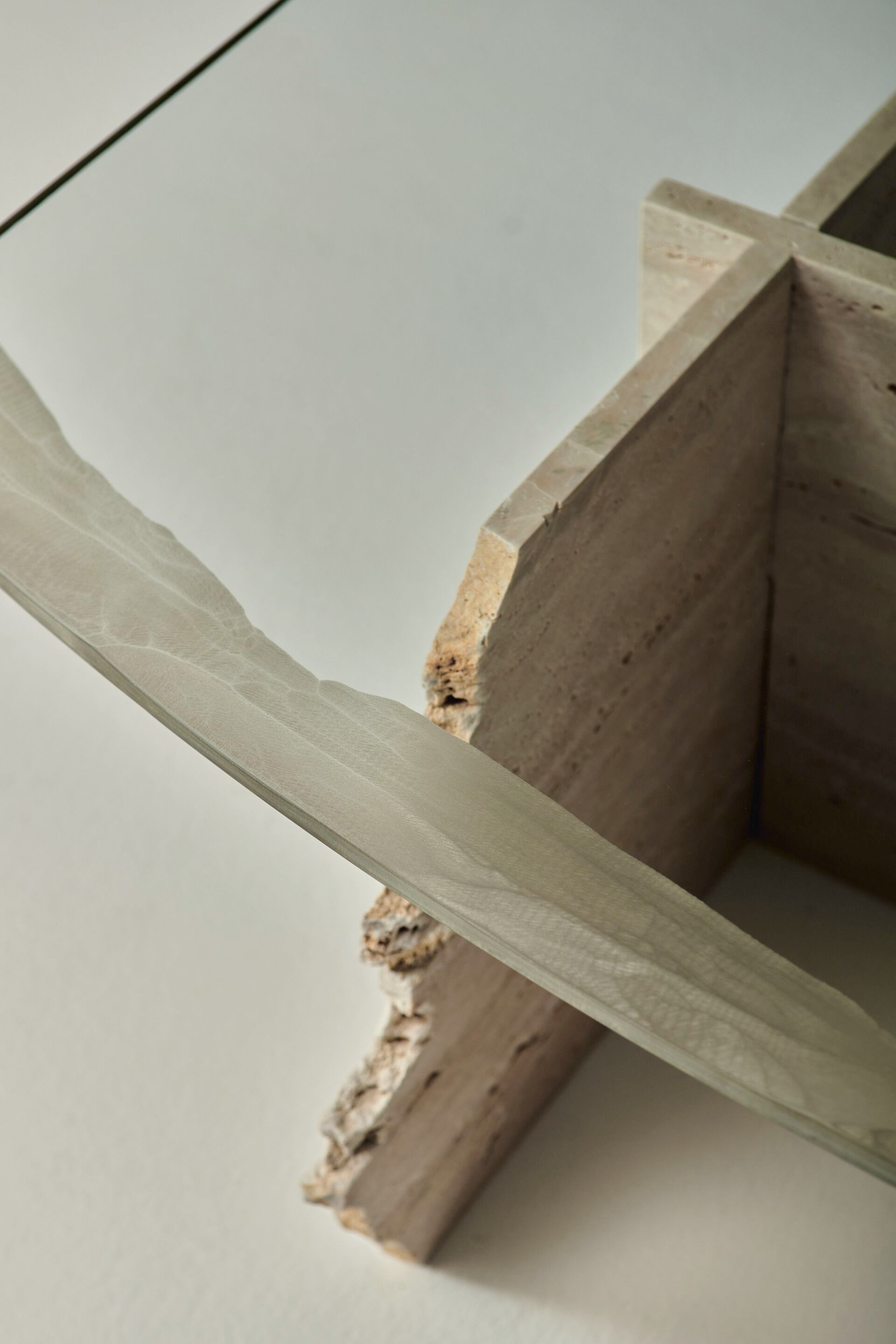 Прямоугольный журнальный столик из травертина и стекла ARTE VENEZIANA пещера ARCH-00018143 - Вид №3