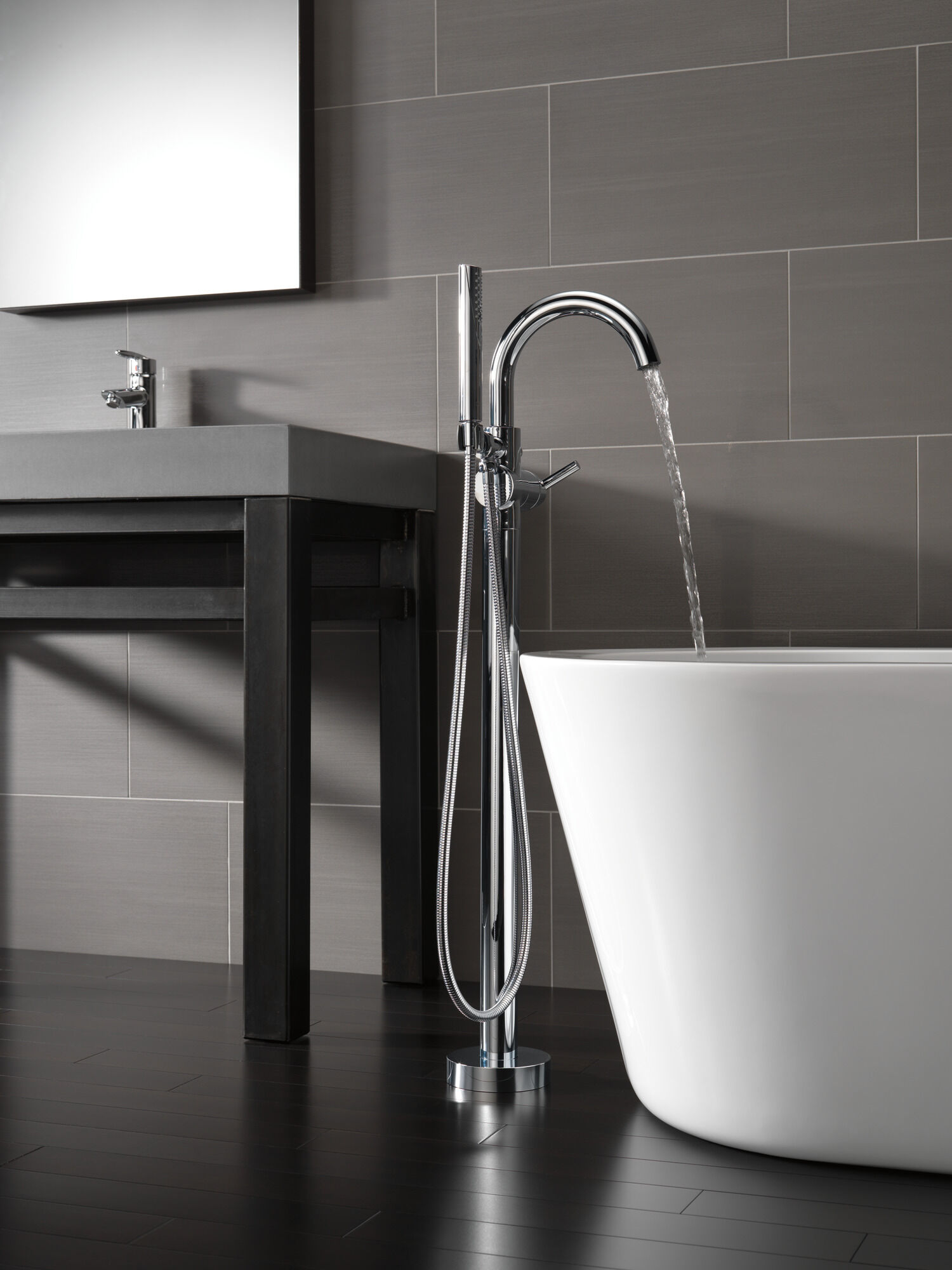 T4759-FL Напольная накладка для ванны с одной ручкой и ручным душем Delta Faucet Delta Хром - Вид №5