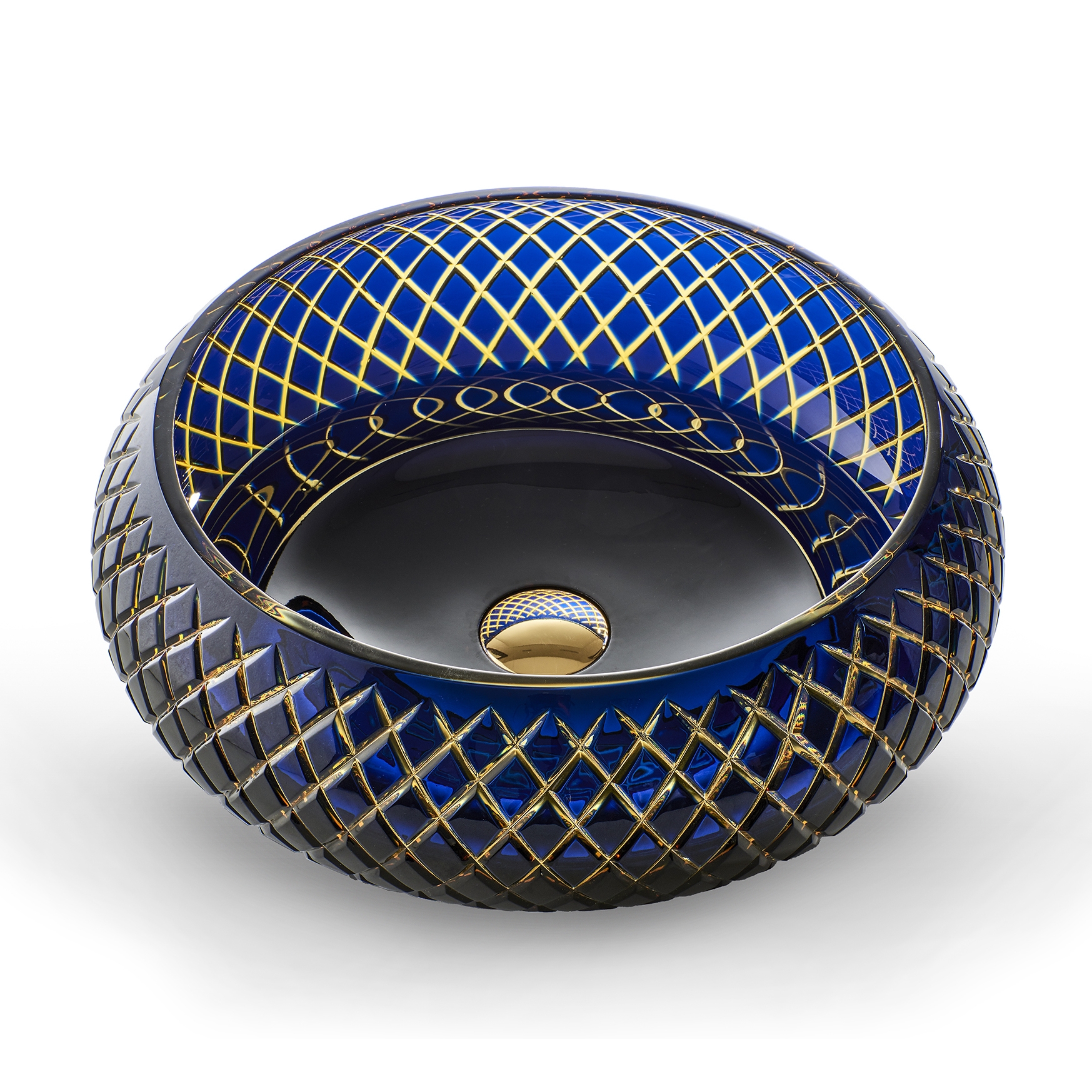 CBGEN 3SC Умывальник из 24% Pbo Crystal, изготовленный с использованием чрезвычайно сложной технологии «Incamiciato Crystal», внутри он янтарного цвета, а снаружи покрыт голубым кобальтовым кристаллом. Разрезы в форме «сетки», выполненные полностью вручну Treesseci 3SC CLASSICO