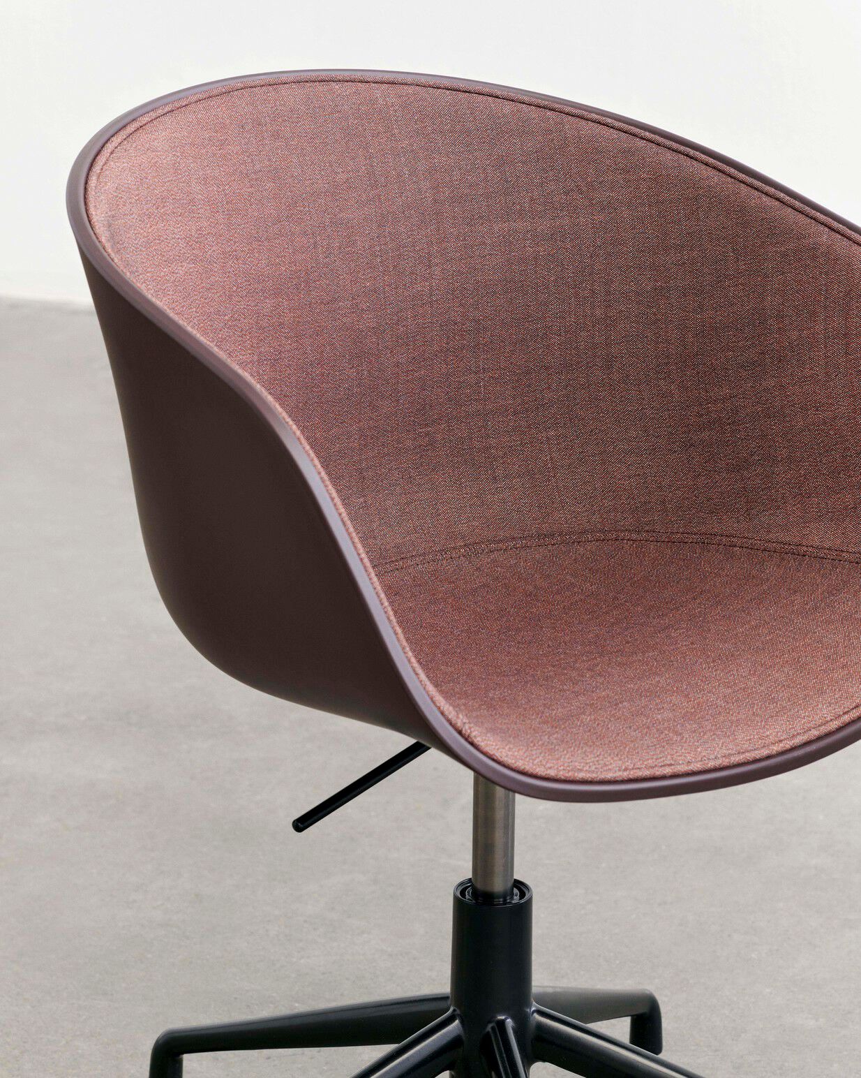 Регулируемое по высоте вращающееся кресло с обивкой Hay About a Chair ARCH-00066459 - Вид №6