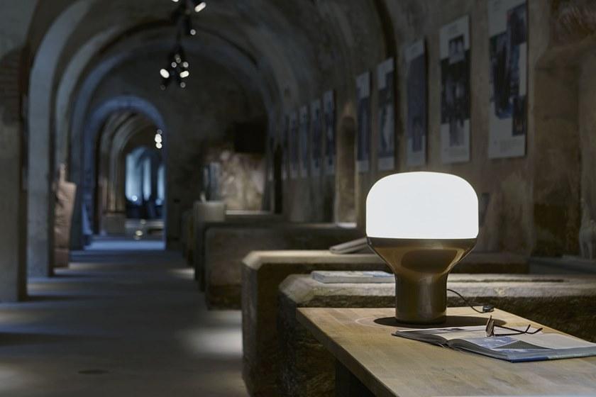 Martinelli Luce Светодиодная настольная лампа из алюминия и стекла  828  - Вид №7