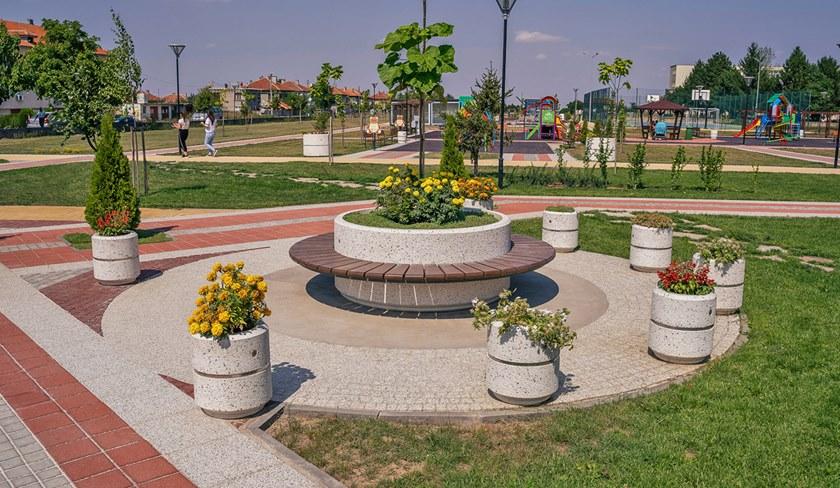 ENCHO ENCHEV - ETE Круглая скамья из бетона со встроенной сеялкой  92  - Вид №11