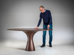 Круглый деревянный обеденный стол