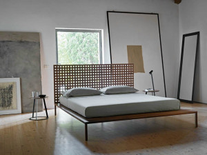 Деревянная двуспальная кровать со стенным изголовьем