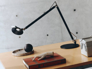 Алюминиевая настольная лампа с гибким кронштейном