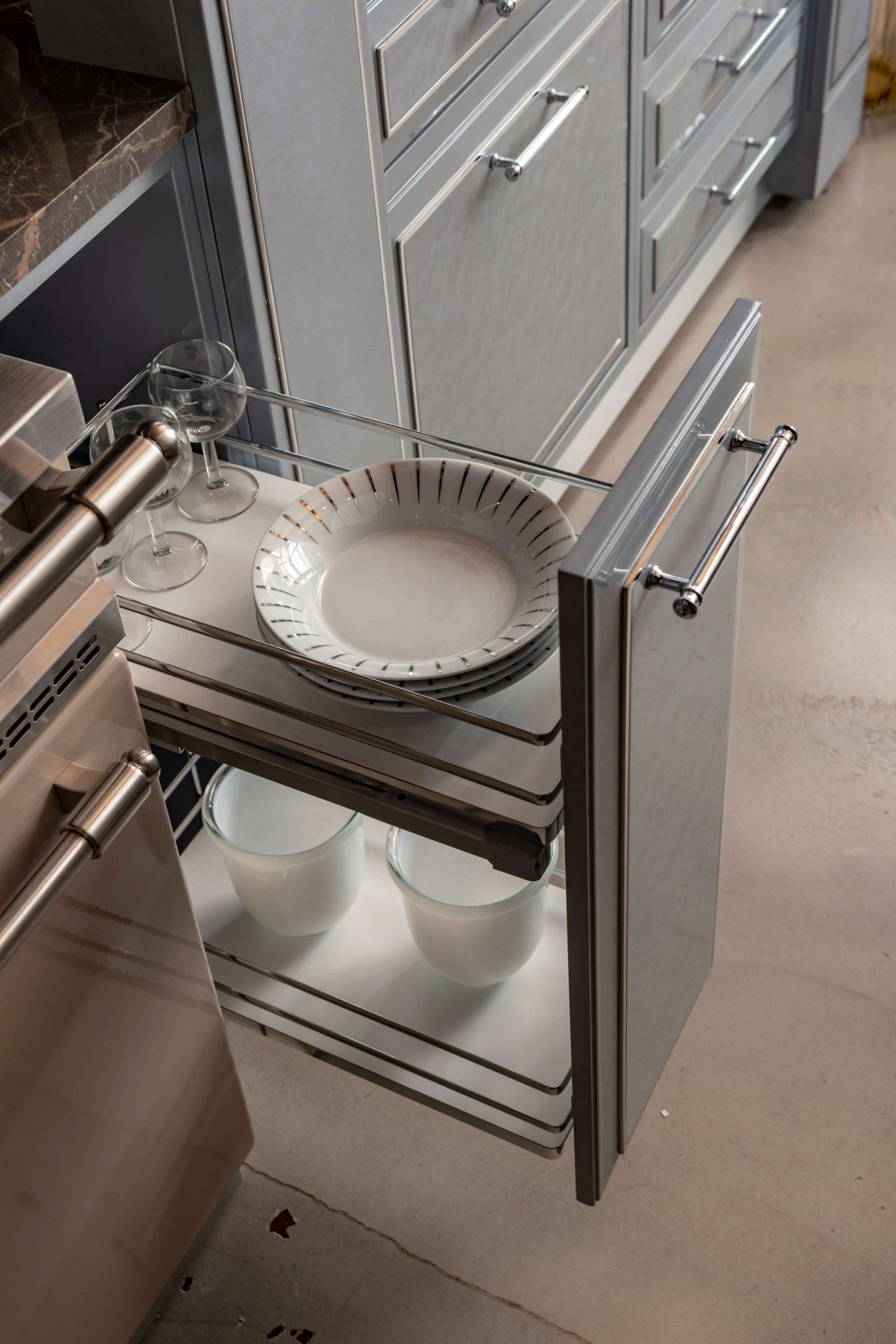 Кухня из эвкалипта с ручками на заказ с полуостровом Martini Interiors эссенция ARCH-00072314 - Вид №14