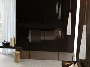 Лакированная дверца шкафа