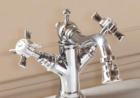 Gentry Home Смеситель для раковины Style на три отверстия с всплывающей пастой Ascot Темный никель GH101207  - Вид №1