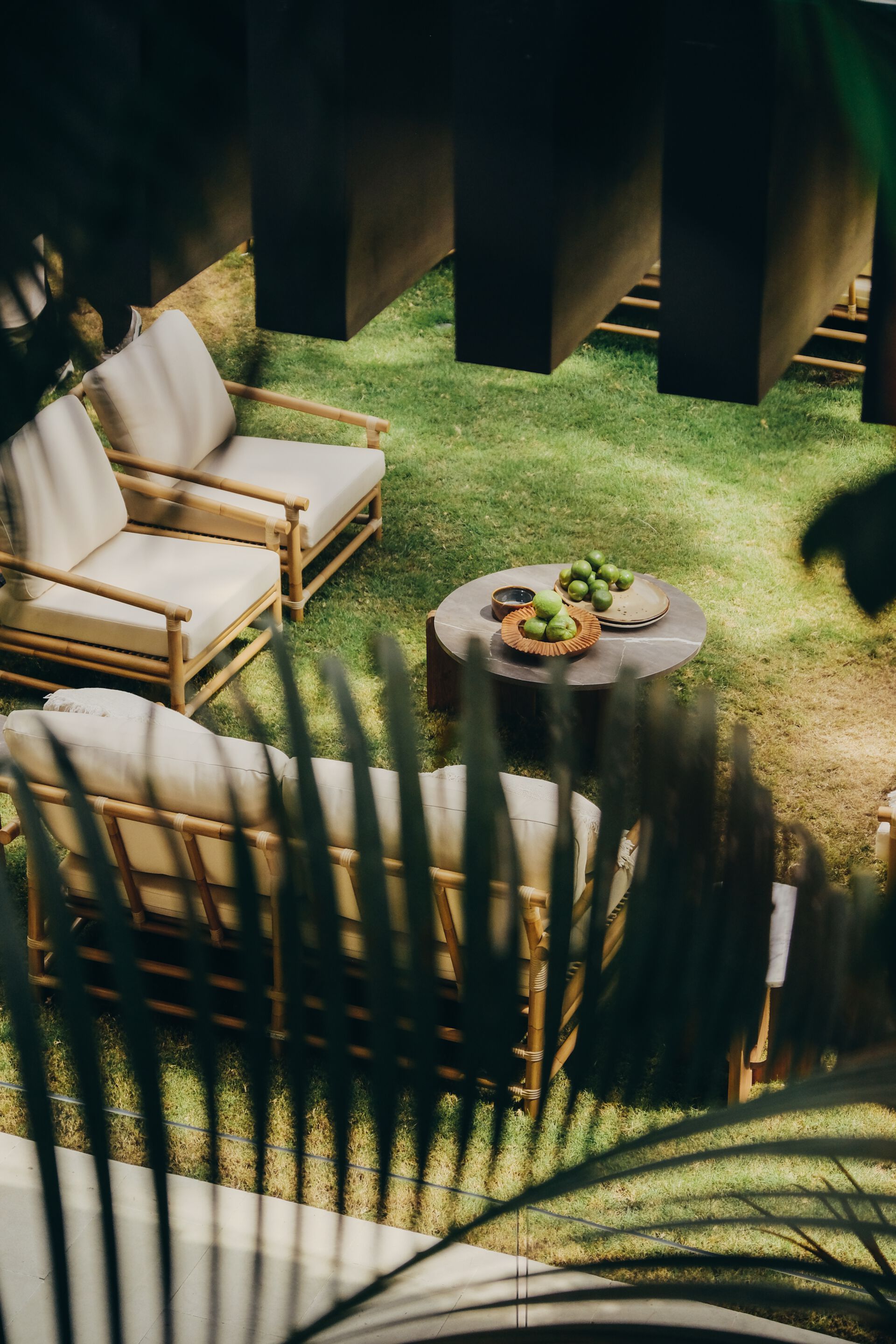 Низкий стол из тикового дерева с мраморной столешницей cbdesign стела ARCH-00084922 - Вид №1