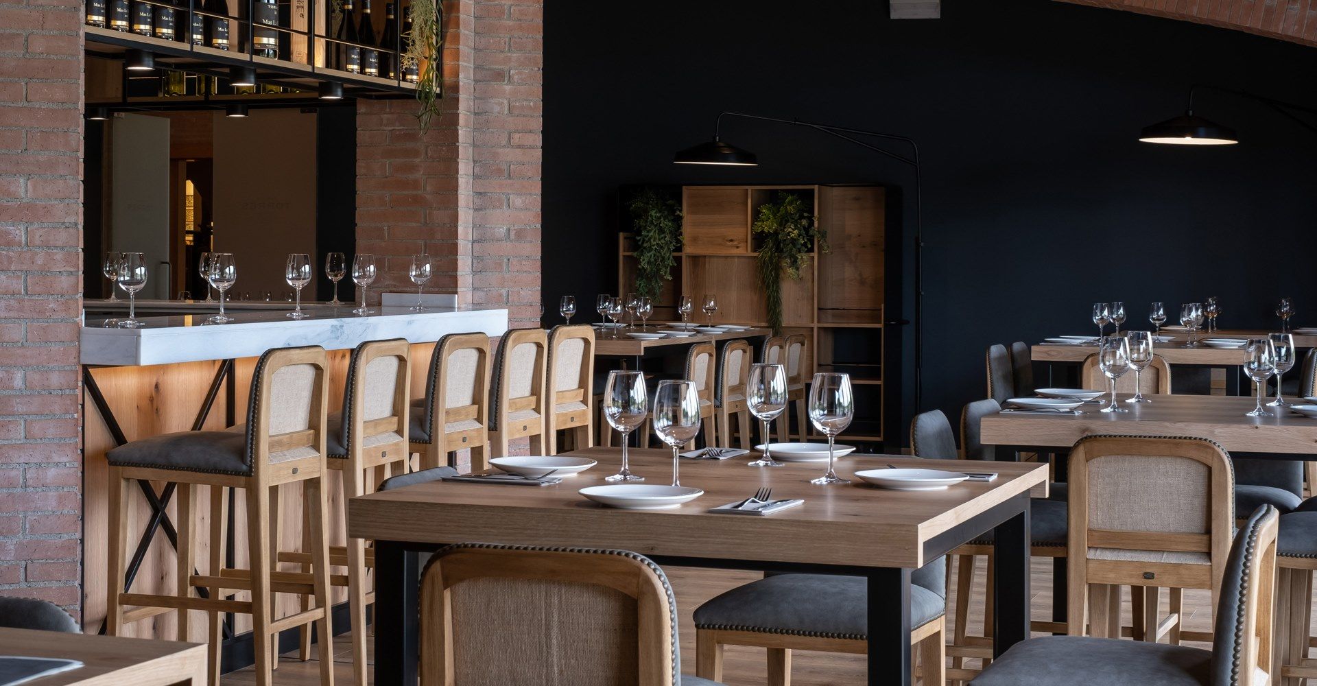 Высокий кожаный табурет с подставкой для ног со спинкой CREARTE COLLECTIONS Mauro ARCH-00055831 - Вид №7