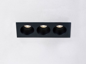 Несколько металлических светодиодных утопленных прожекторов