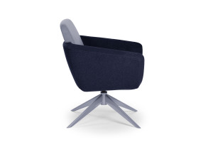 Тканевое кресло с подлокотниками