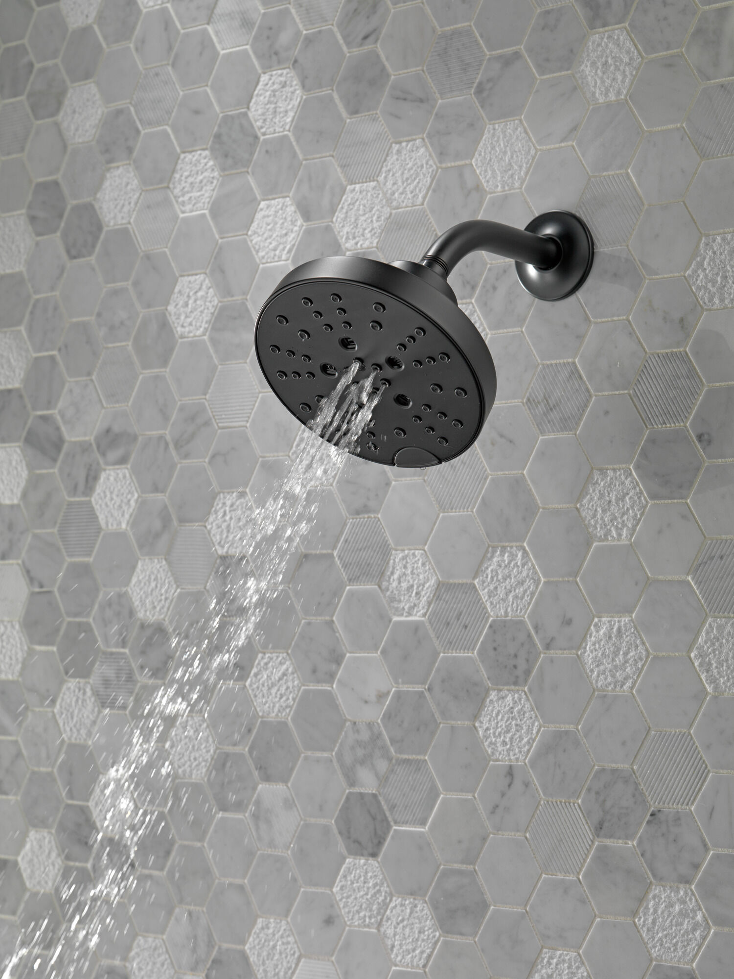52668-BL H2Okinetic® Современная душевая лейка Raincan с 5 настройками Delta Faucet Universal Showering Матовый черный  - Вид №5