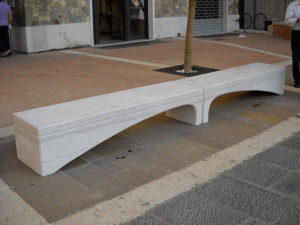 Скамья из камня Apricena