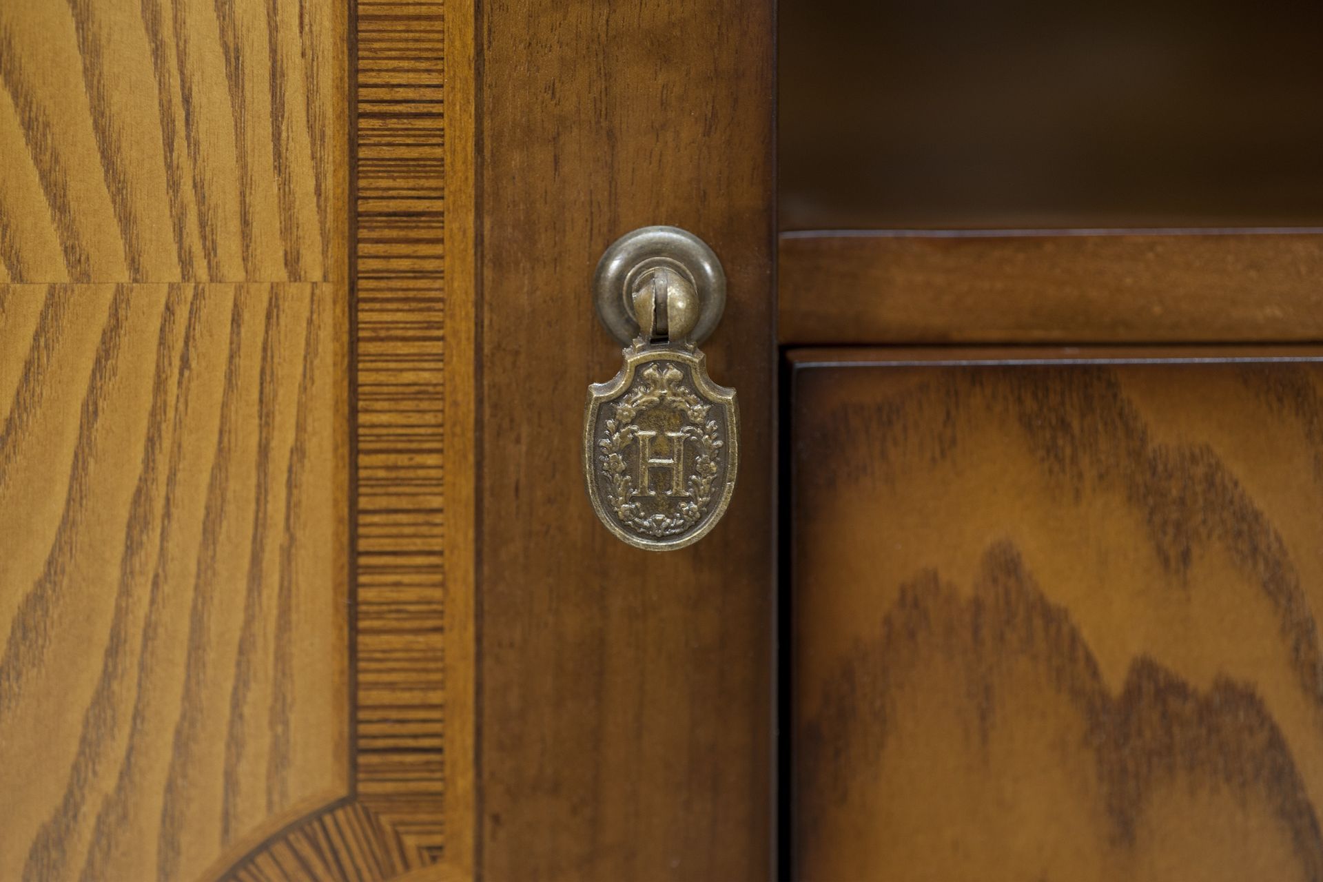 Деревянный низкий ТВ-шкаф Hurtado Traditional ARCH-00013878 - Вид №1