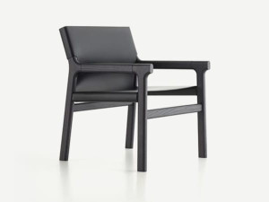 Кожаное кресло с подлокотниками