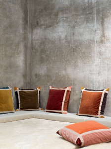 Квадратная подушка из бархата с геометрическим рисунком