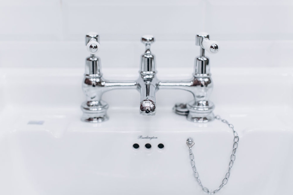 Смеситель для раковины на 2 отверстия Regent, с пробкой и цепочкой [KER10 BLA] Regent Burlington T16-QT BLA, T4 BLA, T4B-2 - Вид №3