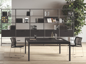 Деревянный квадратный стол для встреч