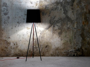 Металлическая напольная лампа с тканевым абажуром